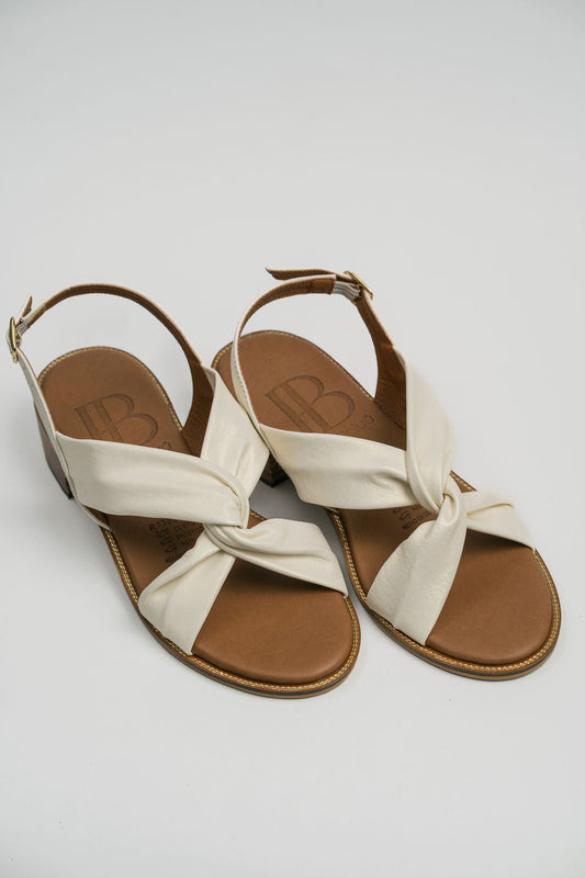 Encanto - Iza Beluú -