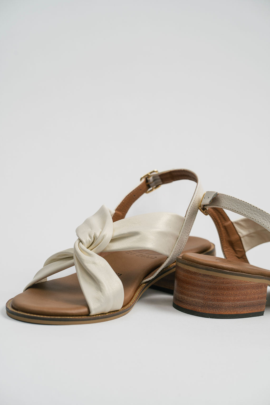 Encanto - Iza Beluú -